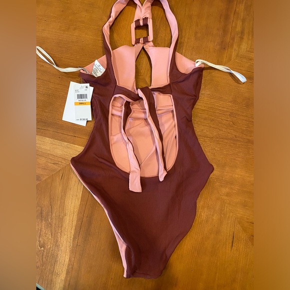 Becca one piece - Picture 3 of 4